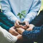 Află ce înseamnă CSR corporate social responsibility, importanța responsabilității sociale corporative și cum companiile mari sprijină dezvoltarea durabilă.