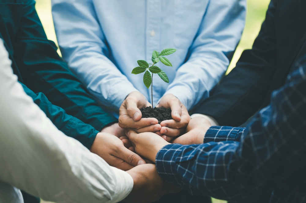 Află ce înseamnă CSR corporate social responsibility, importanța responsabilității sociale corporative și cum companiile mari sprijină dezvoltarea durabilă.