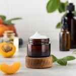 Descoperă cum cosmeticele eco transformă industria frumuseții: ingrediente naturale, ambalaje sustenabile și produse care respectă sănătatea și planeta.