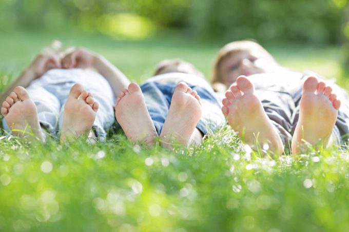 Cum să construieşti o casă pentru copii care îi readuce la Mama Natură