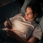 Doomscrolling-ul, obiceiul de a consuma știri negative în exces, îți afectează creierul, somnul și sănătatea mentală. Află cum să recunoști fenomenul și ce poți face pentru a-ți proteja echilibrul.