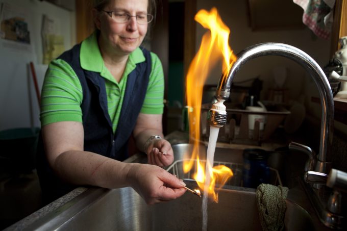 5 videouri care arată cum tehnologia Fracking poate transforma apa într-o substanţă inflamabilă