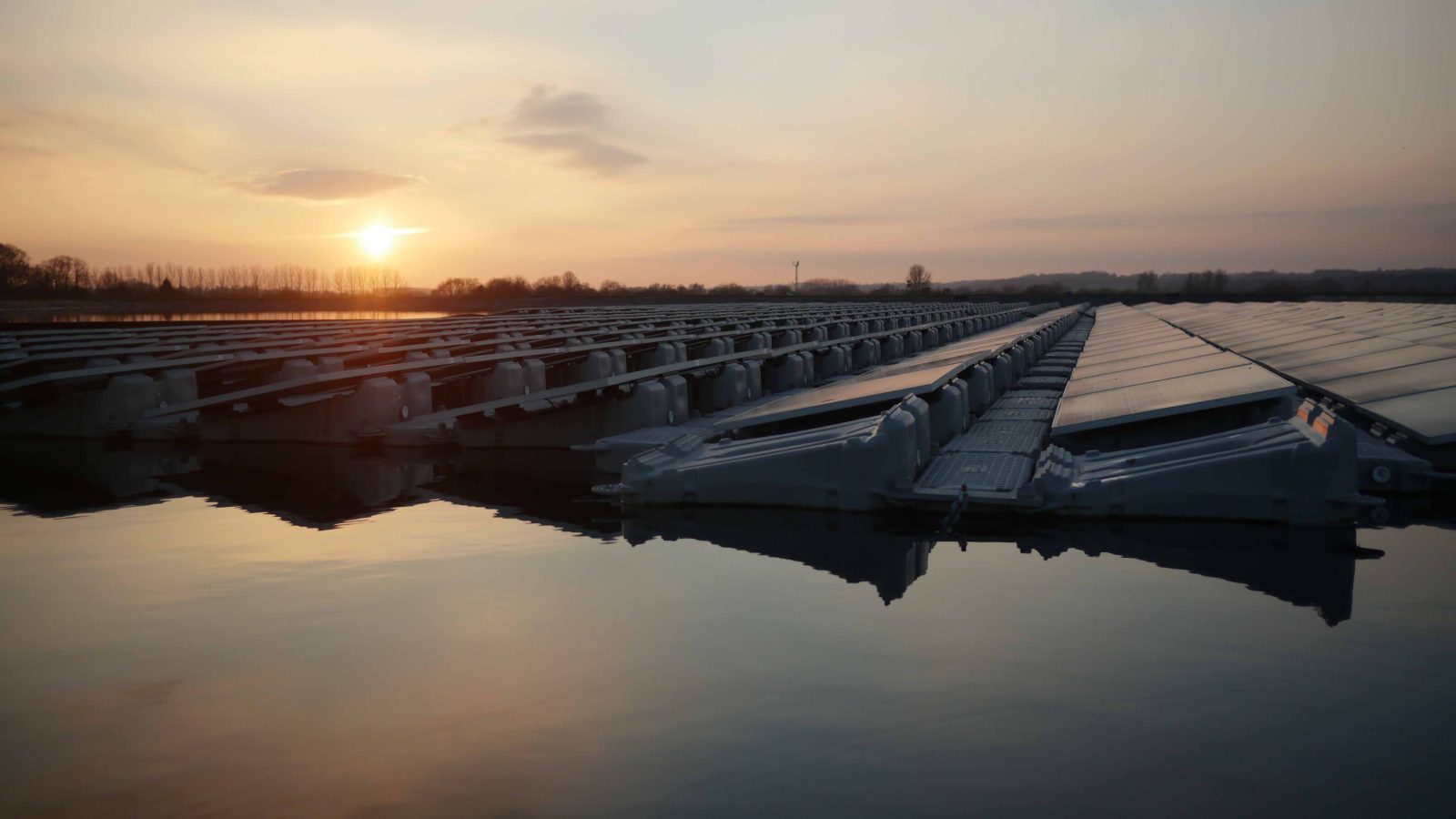 Japonia începe să lucreze la cea mai mare centrală solară plutitoare