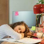 Peste 40% dintre români dorm sub 7 ore pe noapte. Vezi cum lipsa somnului afectează sănătatea, productivitatea și economia.