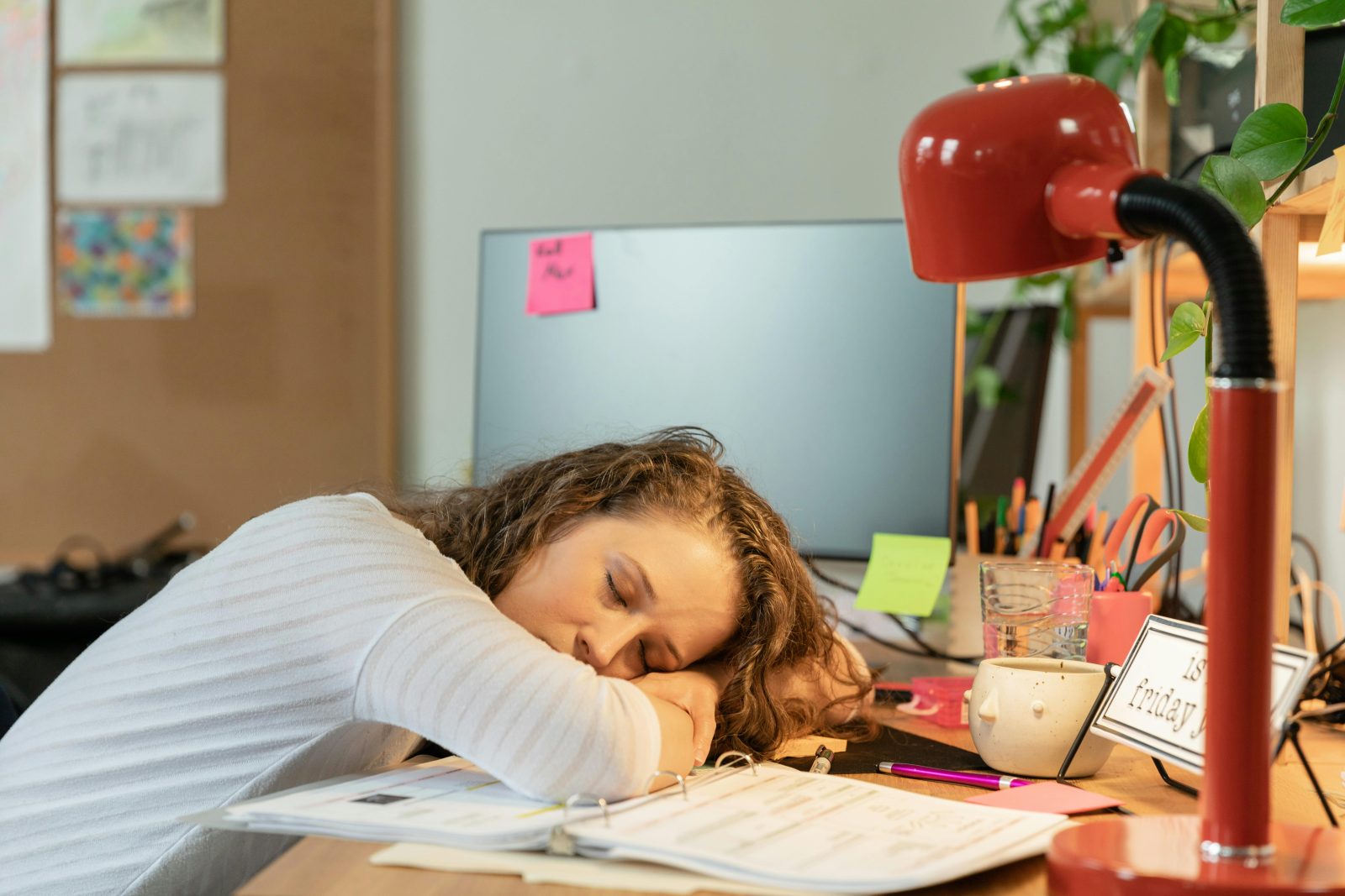 Peste 40% dintre români dorm sub 7 ore pe noapte. Vezi cum lipsa somnului afectează sănătatea, productivitatea și economia.