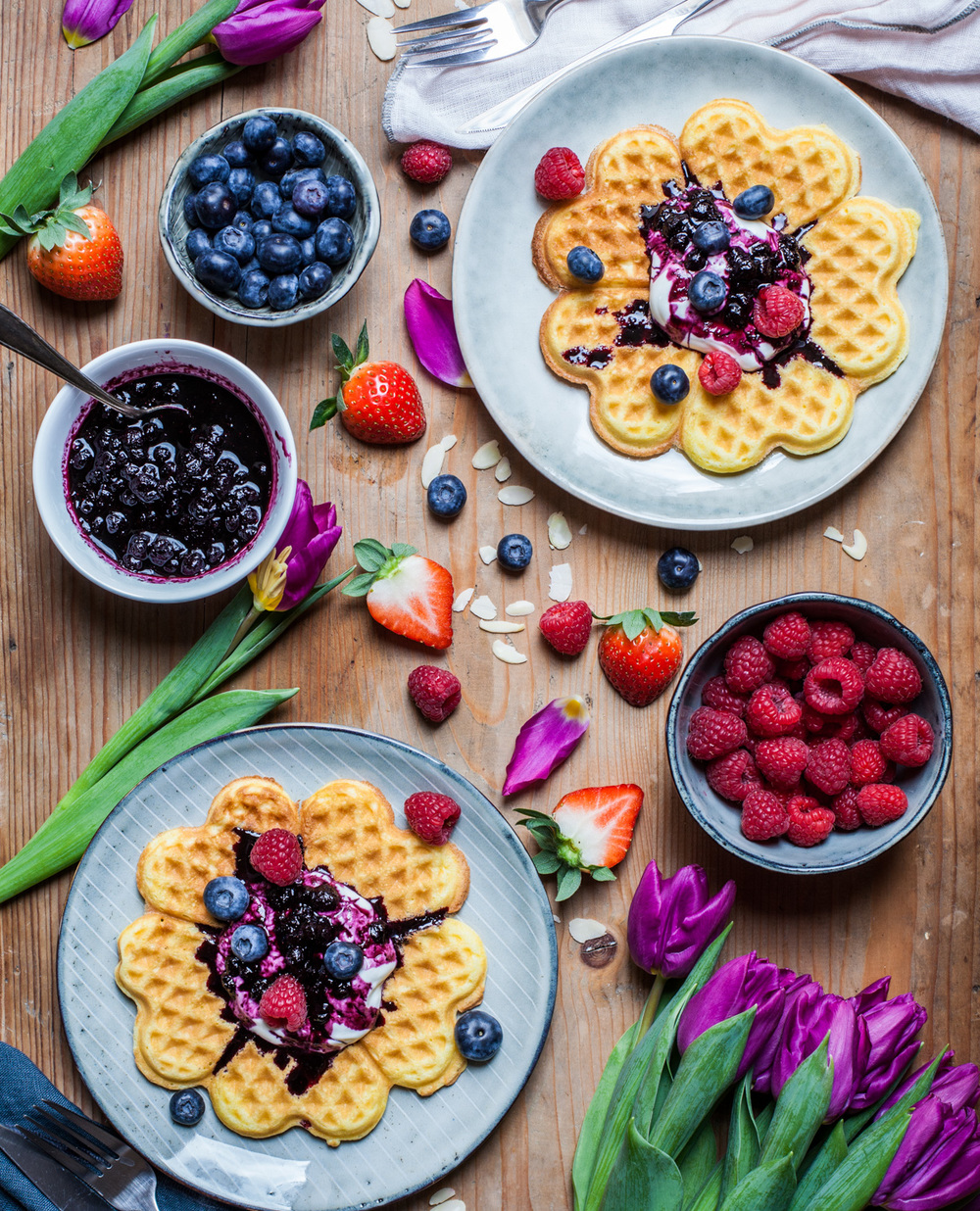 O delicioasă gustare bio: Vafe fără gluten cu aromă de portocală și compot de afine în sirop de arțar