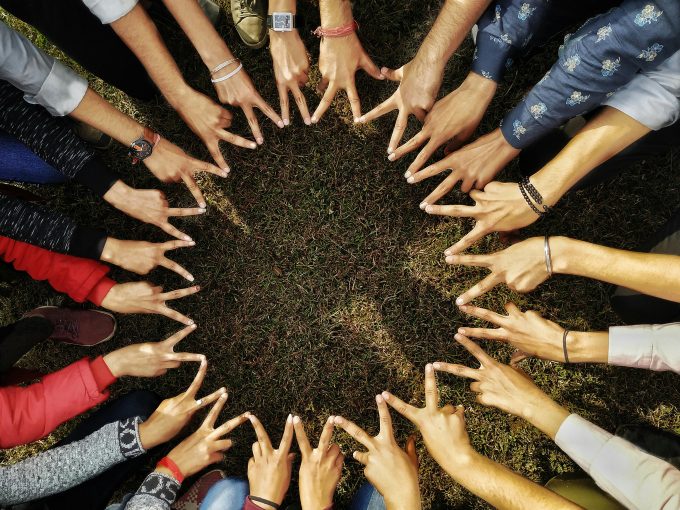 Voluntariat în România: cum au crescut inițiativele civice și ce rol joacă voluntarii în transformarea comunităților și sprijinul celor vulnerabili.