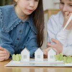 Elevii din România învață despre schimbările climatice prin lecții și proiecte verzi. Află cum se dezvoltă educația pentru climă în școli