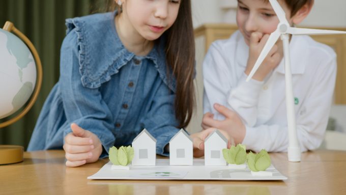 Elevii din România învață despre schimbările climatice prin lecții și proiecte verzi. Află cum se dezvoltă educația pentru climă în școli