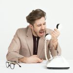 Sondajul Gallup arată unde oamenii trăiesc cu nervii întinși, iar un studiu britanic dezvăluie cum recunoștința reduce stresul financiar.