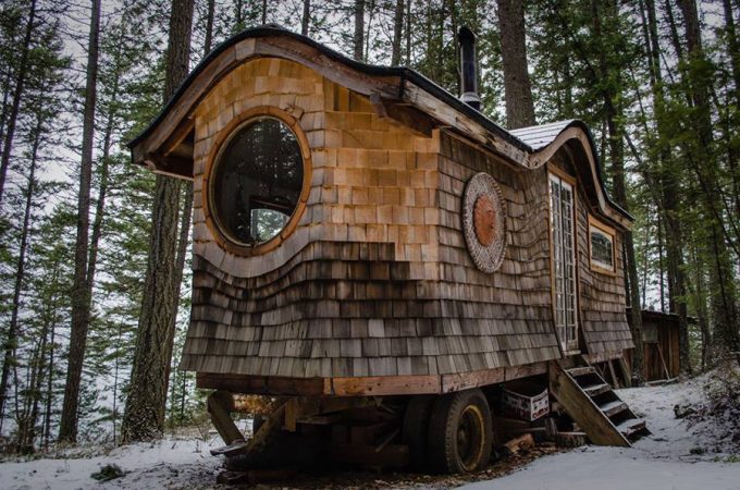 Construieşte Gypsy Wagon în pădure. Ai nevoie doar de ingeniozitate, trudă şi componente reciclate