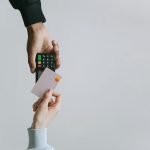 Serviciile Buy Now, Pay Later câștigă teren în România. Vezi cum funcționează, ce beneficii aduc consumatorilor și ce riscuri ascund.