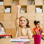 Tot mai mulți elevi se confruntă cu anxietate și stres. Află de ce educația emoțională și sănătatea mentală sunt vitale în școlile din România.