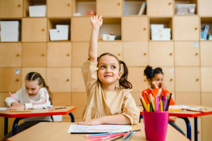 Tot mai mulți elevi se confruntă cu anxietate și stres. Află de ce educația emoțională și sănătatea mentală sunt vitale în școlile din România.