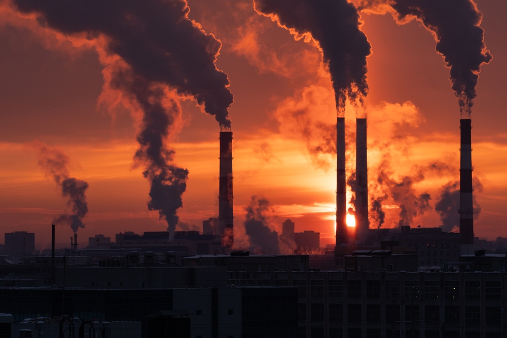 Care sunt cele mai poluante industrii? Energie, transport, agricultură, fast fashion și plastic sufocă planeta. Află topul complet și soluțiile prin care putem construi un viitor mai curat.