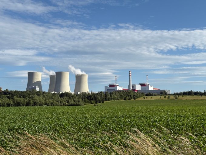 România își transformă sistemul energetic: nuclear, gaz, hidrogen verde și baterii. Vezi planurile, investițiile și provocările tranziției.