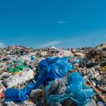 Consumerismul responsabil nu înseamnă să nu cumperi, ci să alegi conștient. Află cum fiecare achiziție lasă o amprentă ecologică invizibilă și ce soluții avem pentru a reduce impactul.