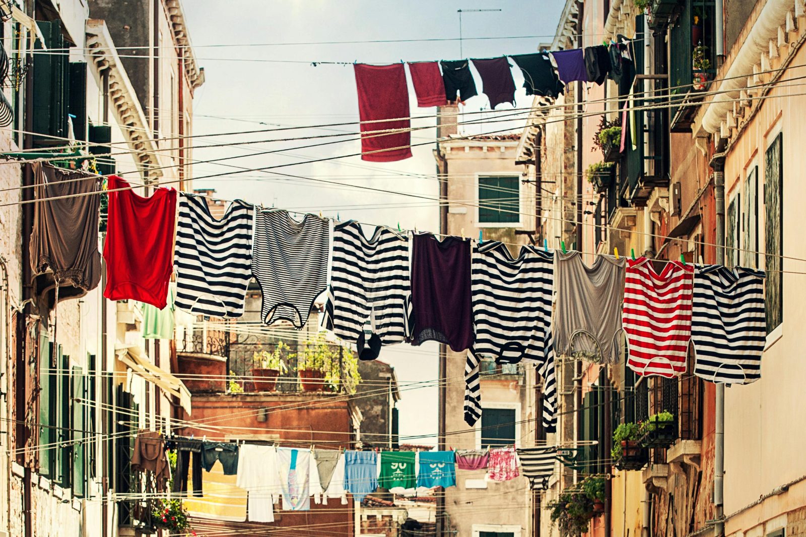 Fast fashion: industria care sufocă planeta — și ce putem face pentru a opri asta
