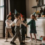 Copiii români din Nisa aduc la viață tradițiile prin dans și muzică