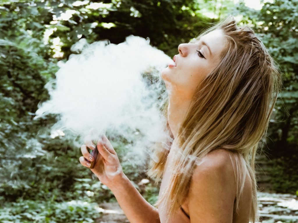 motivele pentru care adolescenții încep să vapeze: curiozitate, prieteni, dependență. Medicii atrag atenția asupra riscurilor nicotinice și cardiovasculare.