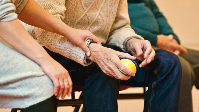 Brașov lansează campania „Dar din suflet pentru seniori”: sprijin pentru pensionarii cu venituri reduse