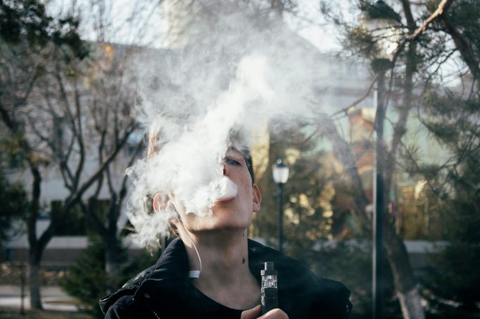 Țigările electronice, o capcană periculoasă pentru tineri: „M-am apucat dintr-o prostie”, spun adolescenții