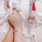 Pampers a celebrat micii luptători născuți prematur: un gest care aduce lumină în secțiile de neonatologie