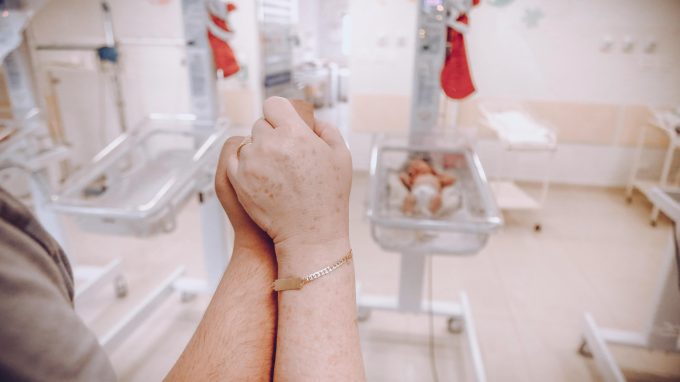 Pampers a celebrat micii luptători născuți prematur: un gest care aduce lumină în secțiile de neonatologie