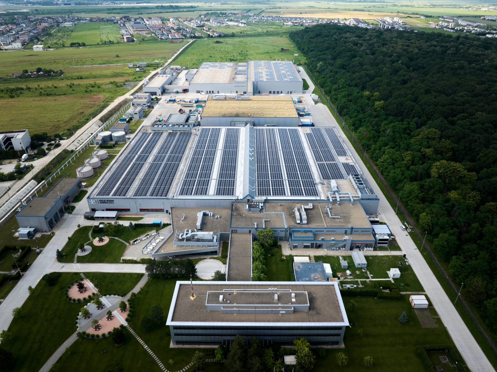 Investiție majoră în energie verde la Otopeni: Philip Morris România inaugurează una dintre cele mai mari instalații solare bifaciale din țară