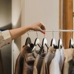 Haine aruncate, resurse irosite. De ce România rămâne în urma reciclării textile