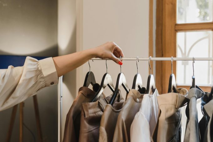 Haine aruncate, resurse irosite. De ce România rămâne în urma reciclării textile