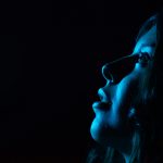 Cum ne influențează creierul lumina albastră: ce trebuie să știm