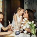 Părinții români devin tot mai interesați de noi abordări în parenting