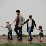 Senatul adoptă tacit o zi liberă pentru părinți: ce prevede inițiativa
