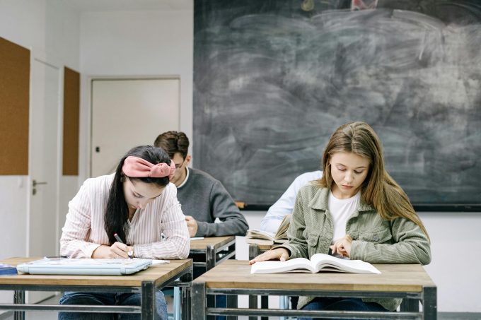 Gramatica și aritmetica revin în liceu: Ministerul Educației introduce experimente în noua programă școlară