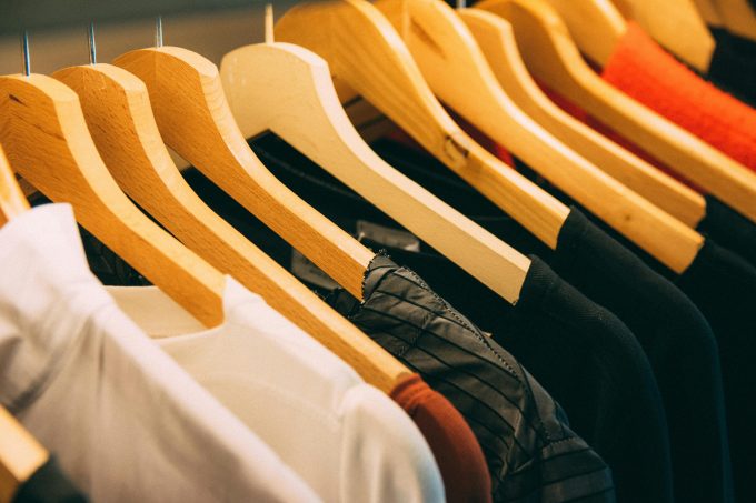 Studiu surprinzător: hainele din poliester reciclat pot polua mai mult decât cele din poliester nou