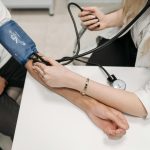 Alimentele banale din farfuria de zi cu zi care pot crește tensiunea arterială fără să ne dăm seama