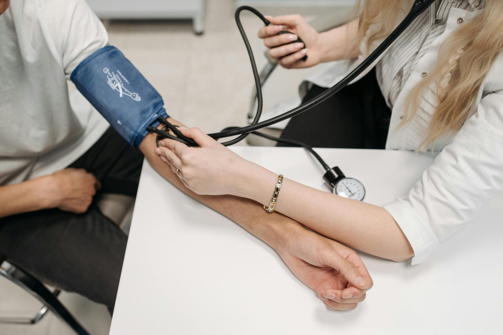 Alimentele banale din farfuria de zi cu zi care pot crește tensiunea arterială fără să ne dăm seama