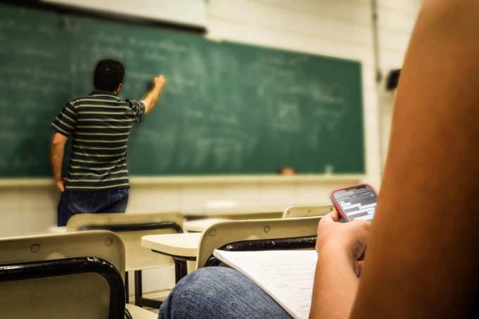 Guvernul răsplătește elevii cu media 10 la Evaluarea Națională și Bacalaureat: ce sume vor primi