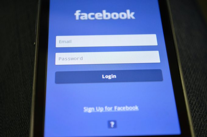 Facebook vrea conturi create de AI: ce înseamnă pentru utilizatori