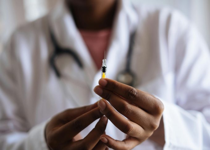 Vaccin universal împotriva cancerului — cât de aproape suntem de realitate