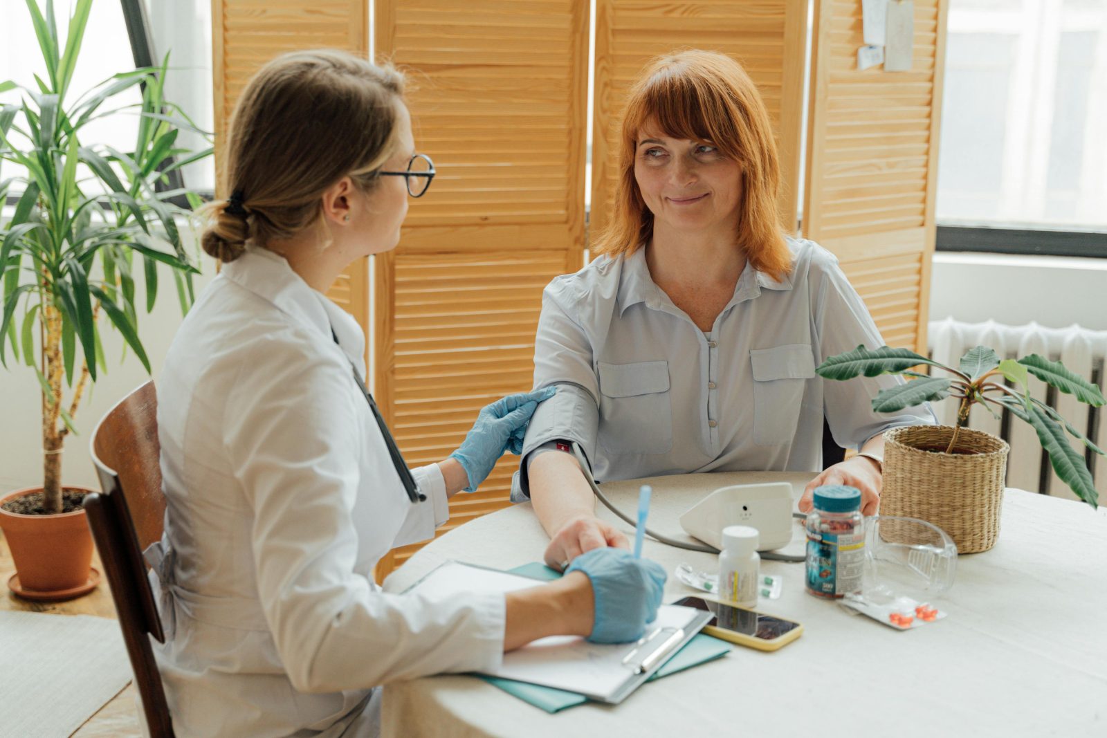 Românii ar putea avea dreptul la o a doua opinie medicală plătită de stat: ce prevede proiectul de lege
