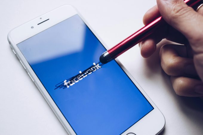 Facebook: ce s-ar putea să nu ştii despre reţeaua care ne ţine conectaţi