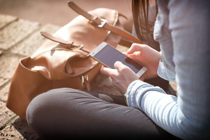 Telefonul mobil ne slăbește mintea sau o antrenează altfel? Un studiu ne explica