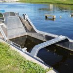 Bariera invizibilă care oprește plasticul înainte să ajungă în mare