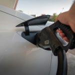 Mașinile electrice au depășit pentru prima dată vânzările de autoturisme pe benzină în UE
