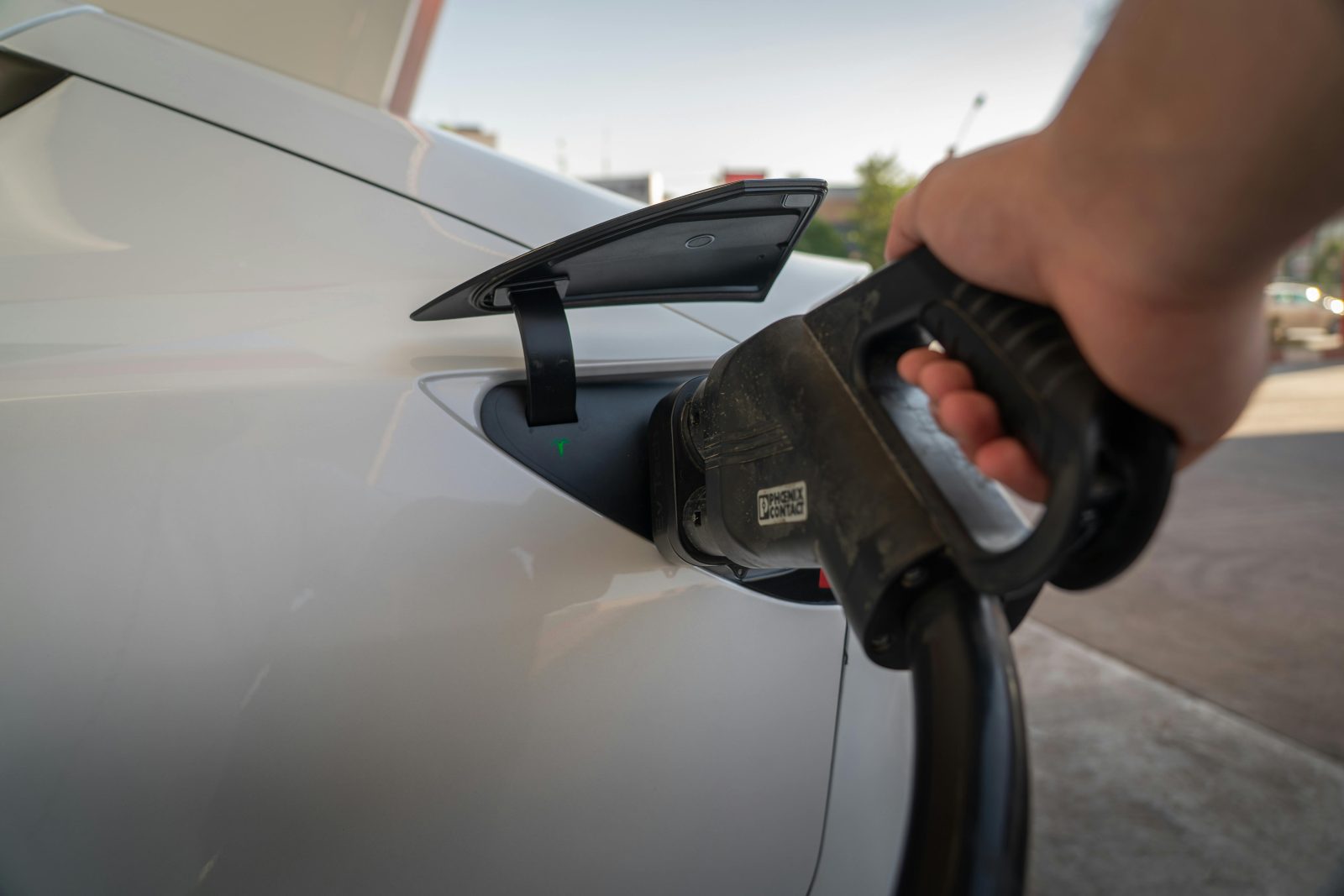 Mașinile electrice au depășit pentru prima dată vânzările de autoturisme pe benzină în UE