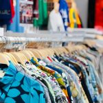 Tone de haine ajung anual la groapa de gunoi în România. De ce nu reușim să le reciclăm și ce înseamnă „preloved”