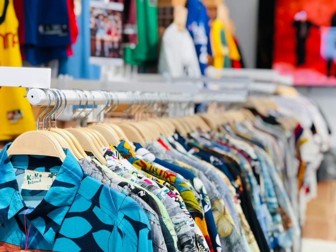 Tone de haine ajung anual la groapa de gunoi în România. De ce nu reușim să le reciclăm și ce înseamnă „preloved”