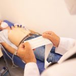 Un studiu arată că bărbații dezvoltă boli de inimă înaintea femeilor
